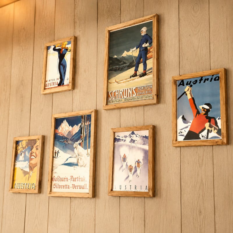 Bilderwand mit Vintage-Postern in Bilderrahmen aus Altholz Eiche